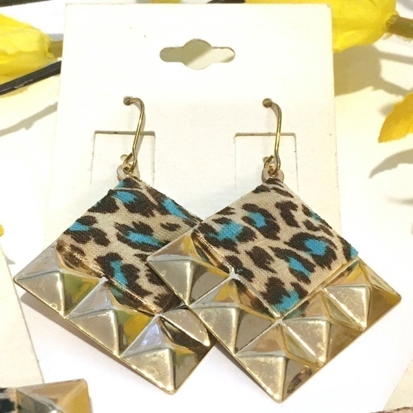 𝅺3/$29! 3 Pairs Lightweight Animal Print Earrings - Picture 3 of 8